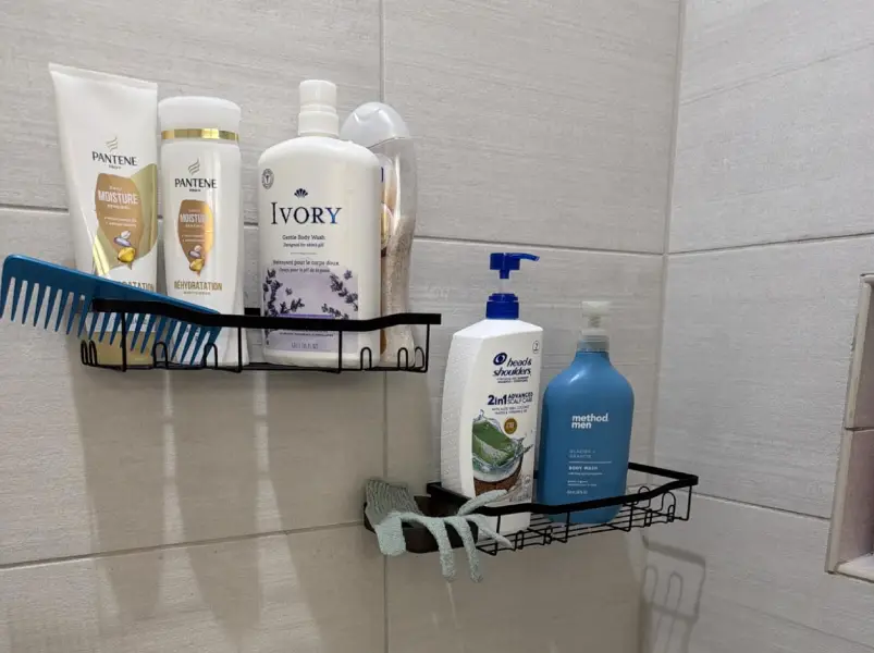 Organizador de baño en azulejos